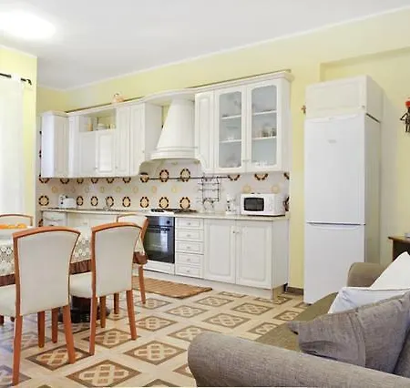Rosy Apartment Giardini Naxos